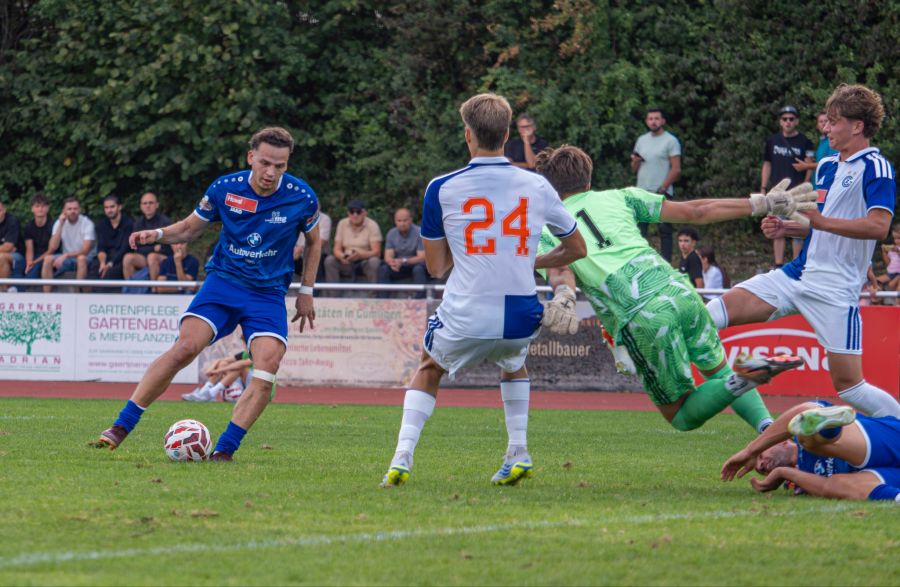 GC-Goalie Thüring stolpert über Konopek, Zubaku profitiert und trifft zum 2:0.