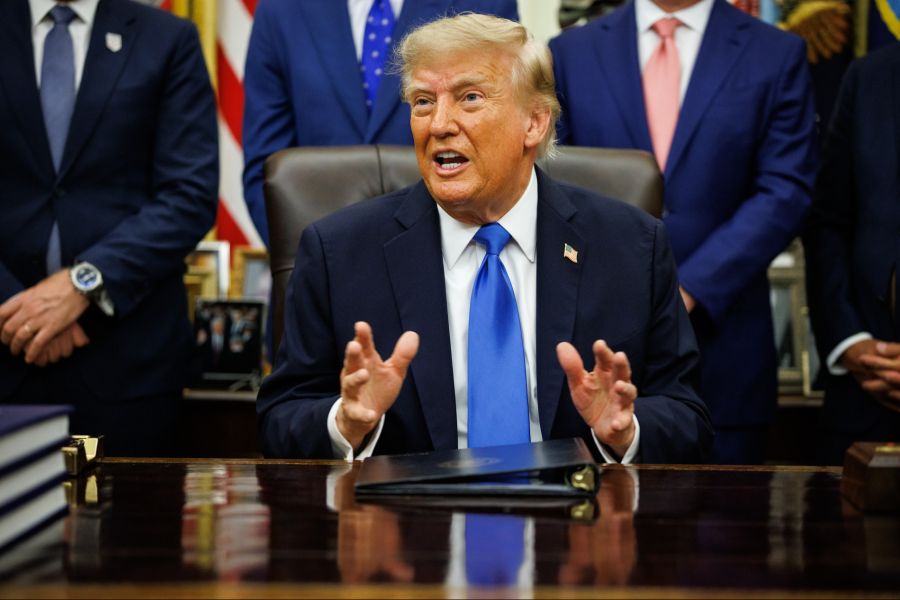 Donald Trump hat seit Jahrzehnten einen typischen Look: orangenen Teint und platinblonde Haare.