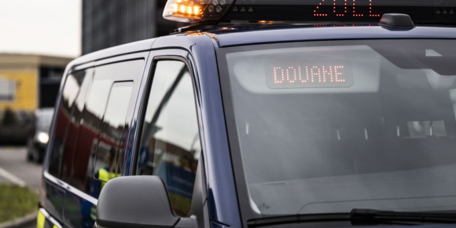 Mitarbeitende des Bundesamts für Zoll und Grenzsicherheit (BAZG) stoppten einen Lieferwagen mit geklauten Autos. (Symbolbild)