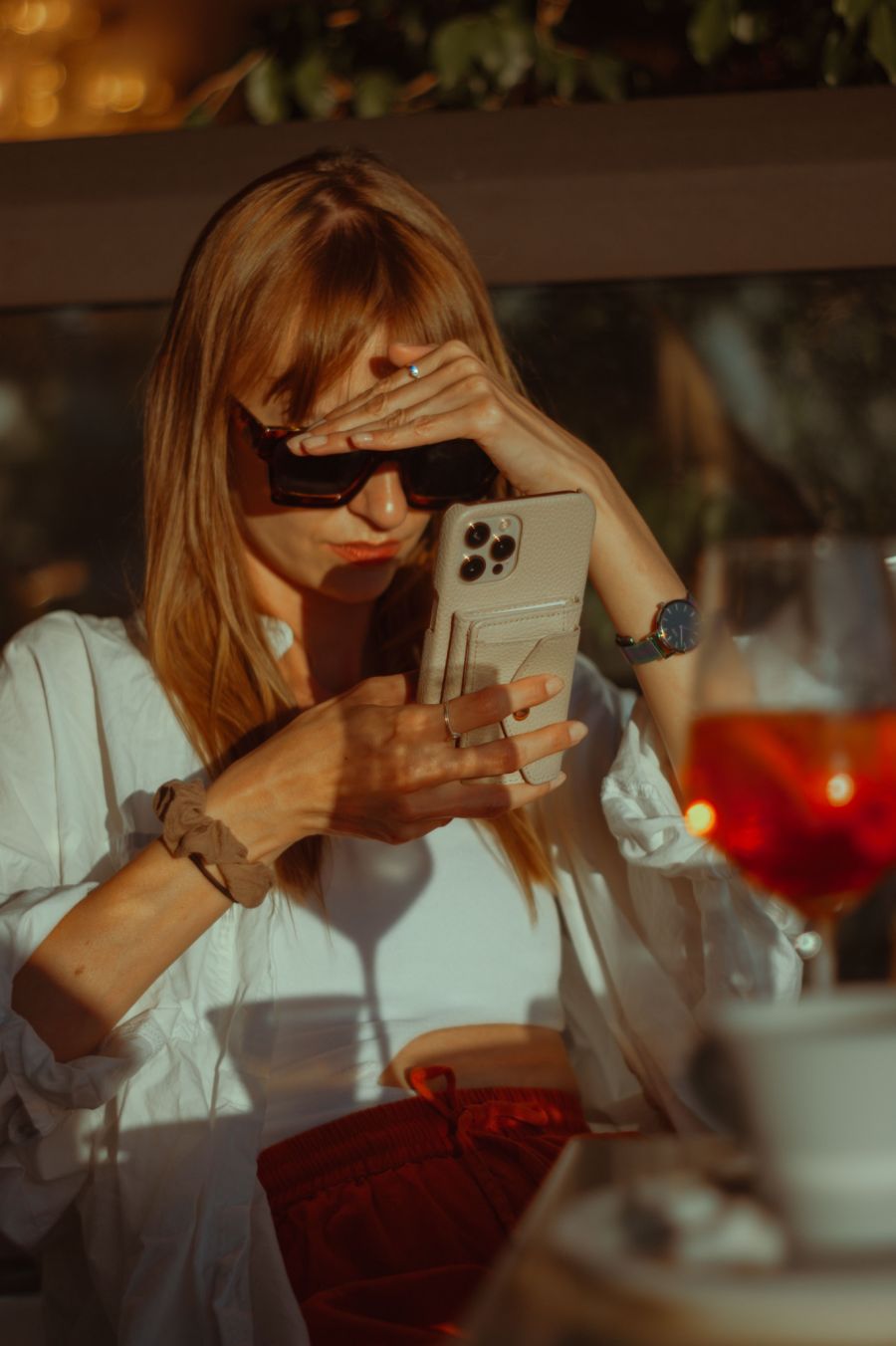 Oft vom Handy abgelenkt sind laut dem Schweizerischen Badmeister-Verband und der SLRG hingegen Eltern.