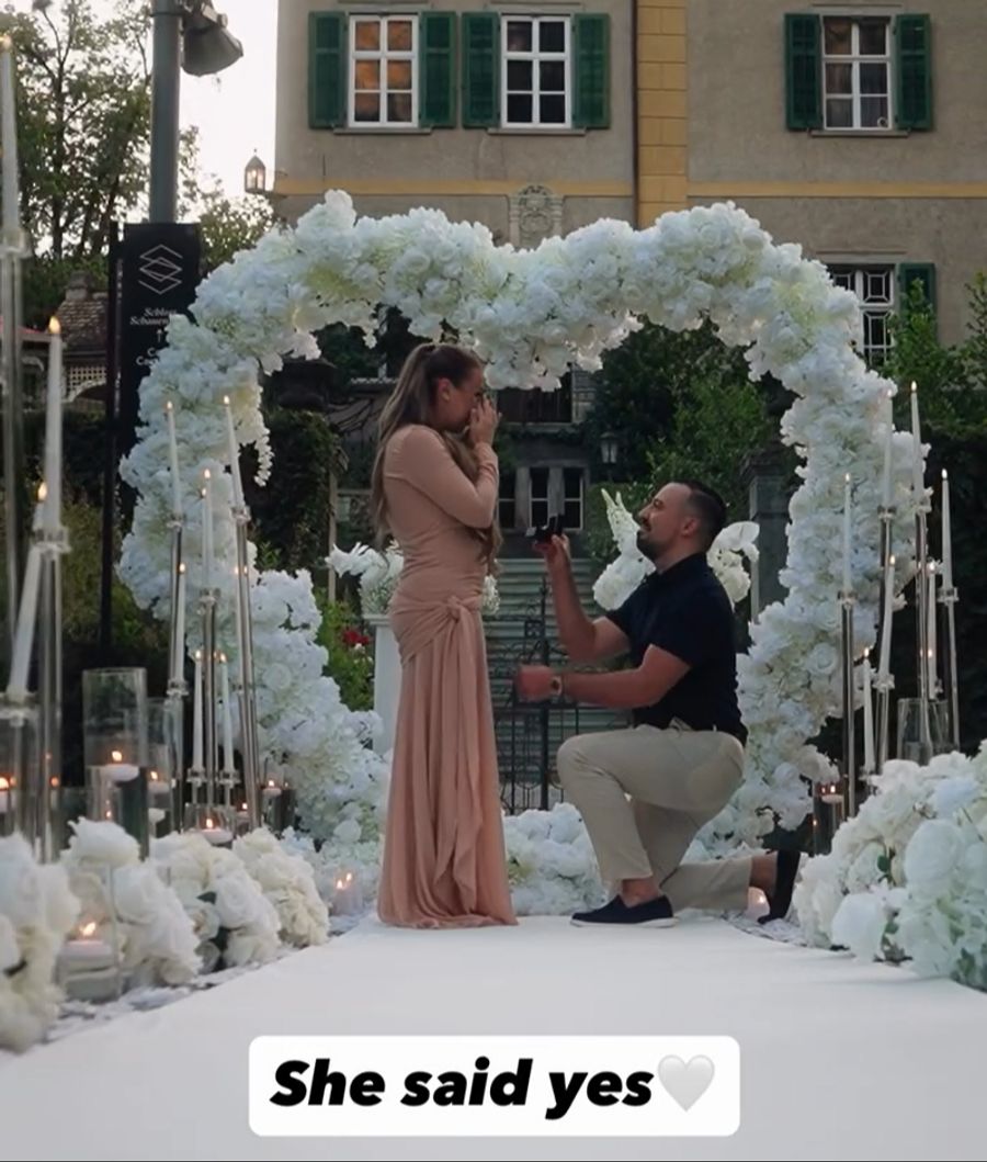 Romantik pur! Zeki geht vor seiner Yuliya auf die Knie.