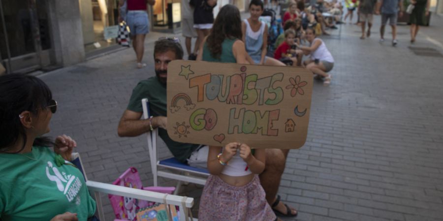 Einheimische protestieren in den Straßen von Palma gegen den Massentourismus auf Mallorca. Foto: Clara Margais/dpa