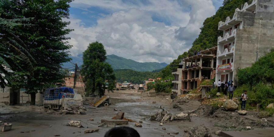«Wir wissen, dass ganze Dörfer weggeschwemmt worden sind»: Infolge der verheerenden Sturzflut in Nepal rief die Internationale Rotkreuz- und Rothalbmondbewegung zur Solidarität auf un...