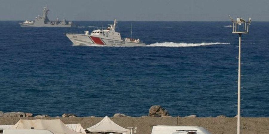 dpatopbilder - Schiffe fahren in der Nähe des Hafens von Kyrenia vorbei, während im türkisch besetzten Norden Zyperns ein Krankenwagen am Ufer geparkt ist. Foto: Nedim Enginsoy/AP/dpa