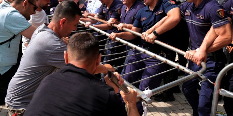 dpatopbilder - Demonstranten versuchen in Tirana, eine Barrikade zu entfernen. Foto: Hameraldi Agolli/AP/dpa
