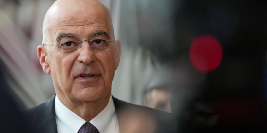 ARCHIV - Der griechische Verteidigungsminister Nikolaos Dendias spricht mit den Medien, als er zu einem Treffen der EU-Verteidigungsminister im Gebäude des Europäischen Rates in Brüs...