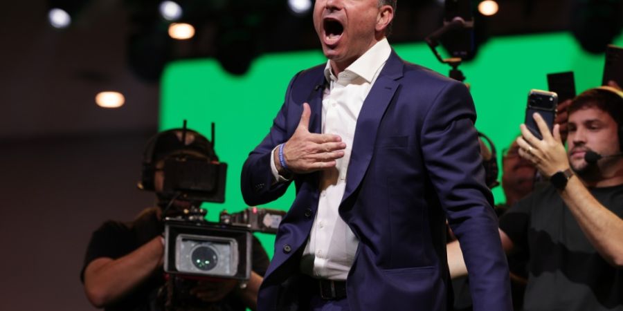 Der brasilianische Senator Flávio Bolsonaro, Sohn des ehemaligen Präsidenten Jair Bolsonaro, trifft zum Parteitag der Liberalen Partei ein, auf dem er als Präsidentschaftskandidat de...