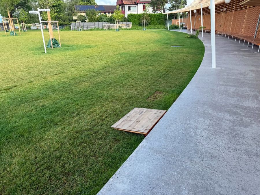 Auch die Rollstuhlgängigkeit wurde kritisiert. Deshalb haben die Betreiber nun solche Holzpanels ausgelegt.
