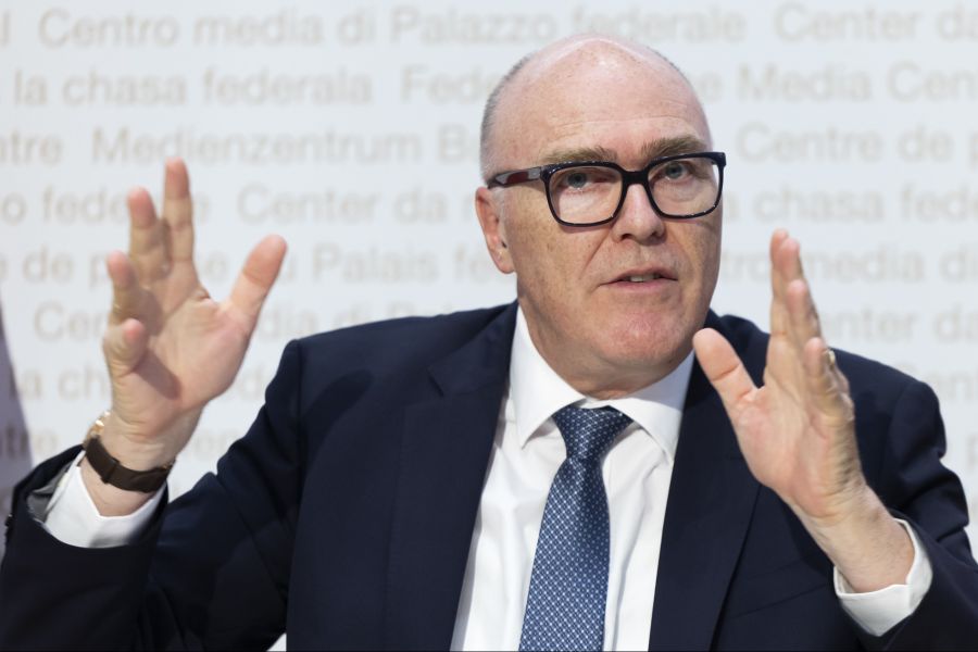 Verteidigungsminister Martin Pfister will Armee-Ausgaben durch die Erhöhung der Mehrwertsteuer finanzieren.