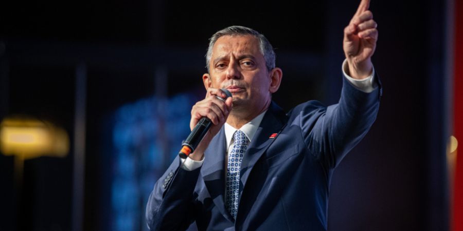 ARCHIV - Özgür Özel, CHP-Vorsitzender, spricht zu Parteimitgliedern. Foto: Tunahan Turhan/SOPA Images via ZUMA Press Wire/dpa/Archivbild