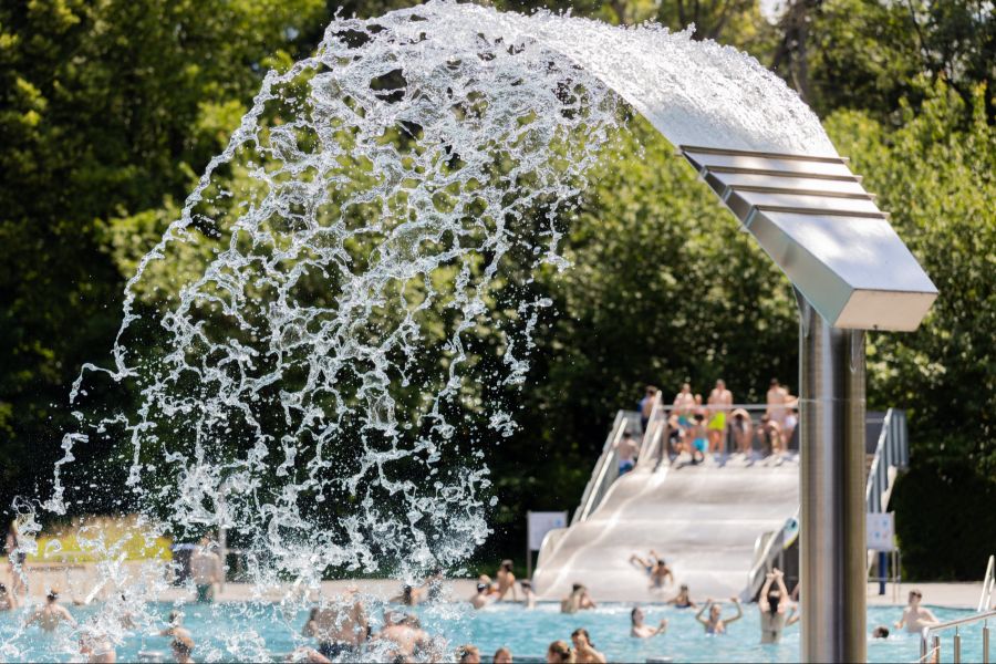 Die Hitze lässt sich am besten im oder am Wasser aushalten.