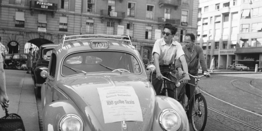 Gottlieb Duttweiler wollte 1951 mit Billig-Taxis den Markt aufmischen. Doch die Konkurrenz wehrte sich mit Protesten und Blockaden - und der «Taxikrieg» endete mit Duttweilers Niederlag...