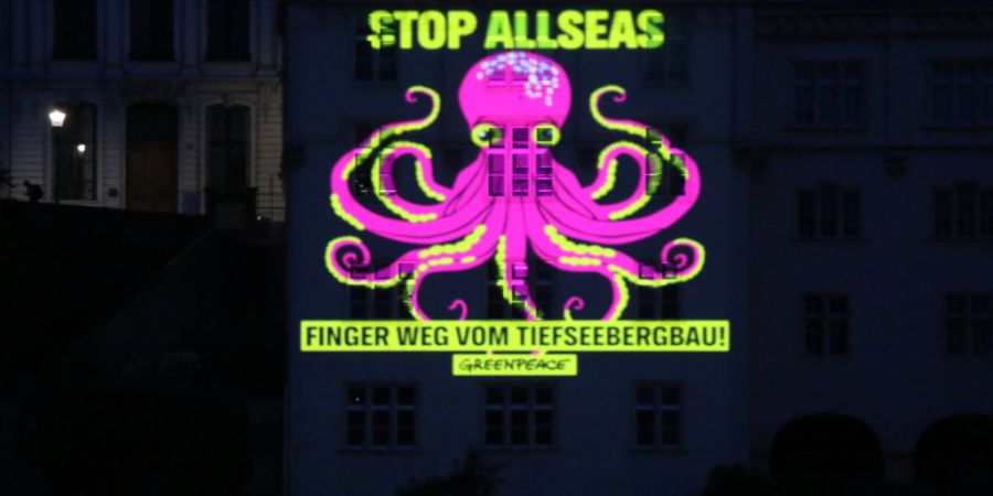 Greenpeace protestierte nach Schloss Chillon VD und Zürich auch in Basel.