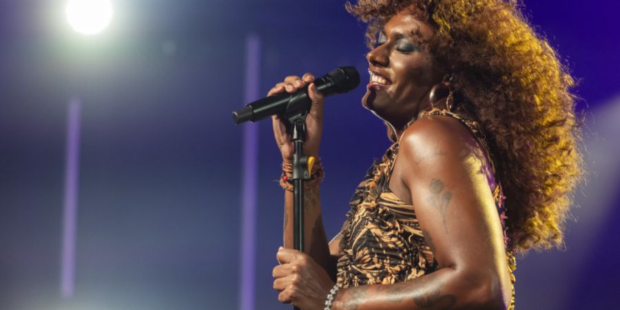 Das Montreux Jazz Festival begrüsste zu seinem 60-jährigen Jubiläum mehr als 250'000 Festivalbesuchende. Dabei traten zahlreiche Künstler der neuen Generation auf, darunter die Sän...