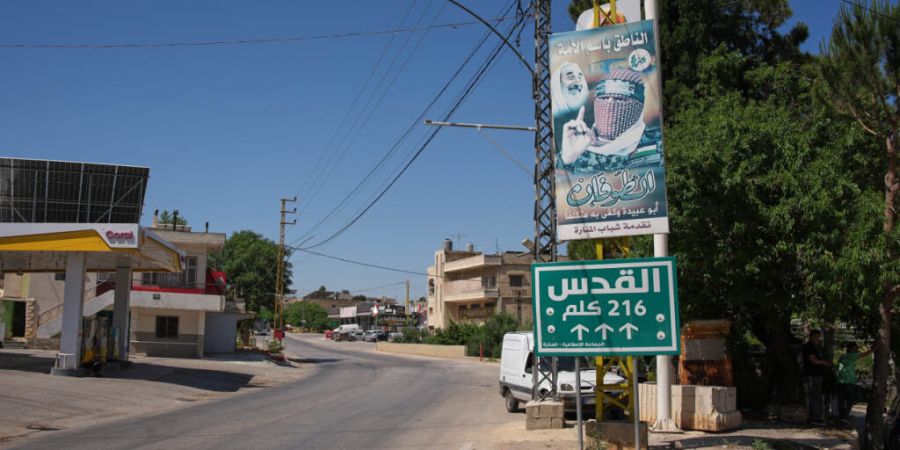 Ein Schild mit der Aufschrift «Jerusalem 216 km» steht neben einem Plakat mit dem Bild von Abu Obeida, dem getöteten Sprecher des militärischen Flügels der Hamas, in dem südlichen D...
