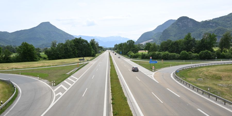 Wenig Fahrzeuge sind auf der A8 bei Brannenburg unterwegs Richtung Brenner. Die Brennerautobahn in Tirol, Österreich, ist für eine Anwohner-Demonstration für mehrere Stunden gesperrt...