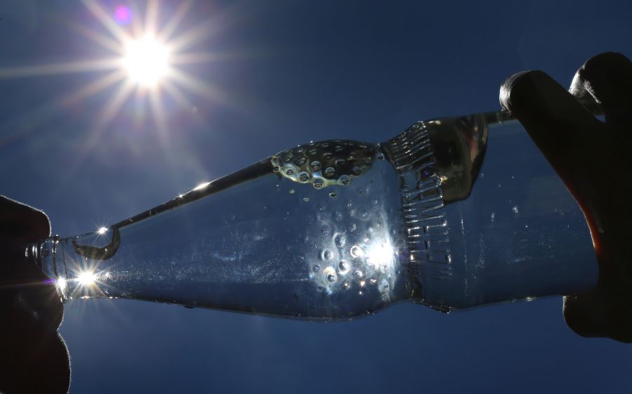 Die Hitze, die durstiger mache, sei nicht der einzige Grund für die erhöhte Nachfrage nach Mineralwasser, heisst es bei der Bösch-Getränke in Baar ZG.