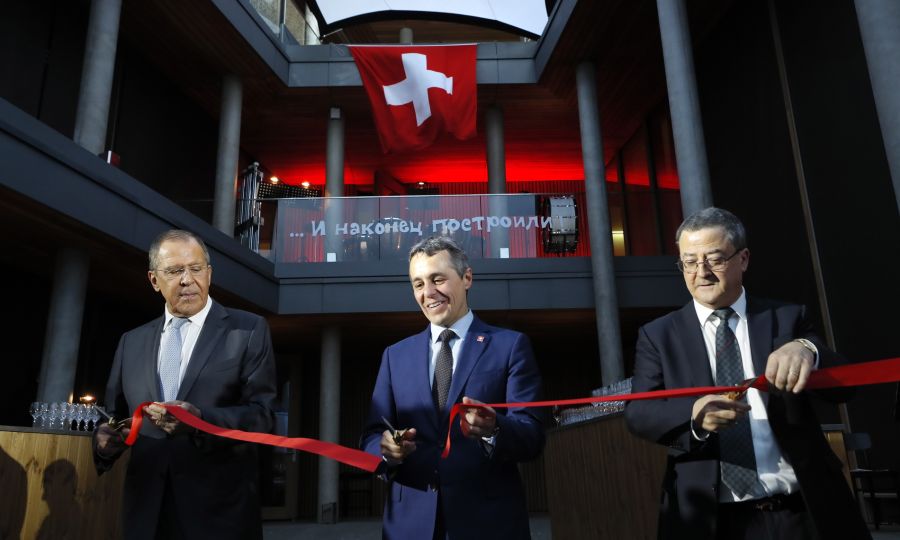 Die Schweizer Botschaft wird eröffnet.