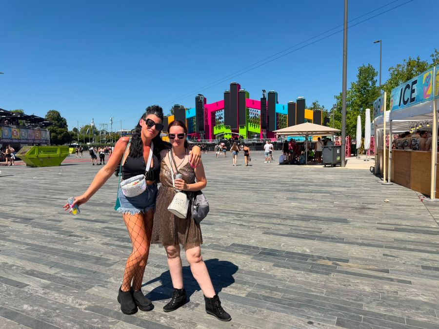 Daniela und Ramona aus Zürich warten auf dem Sechseläutenplatz auf den Start der Street Parade.