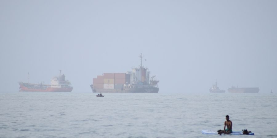 ARCHIV - Ein Containerschiff und andere Handelsschiffe liegen in der Straße von Hormus vor Anker. Foto: Razieh Poudat/ISNA/AP/dpa