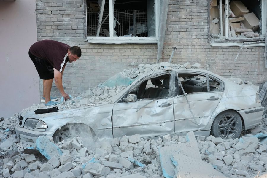 Ein zerstörtes Auto nach den Luftangriffen in der Ukraine-