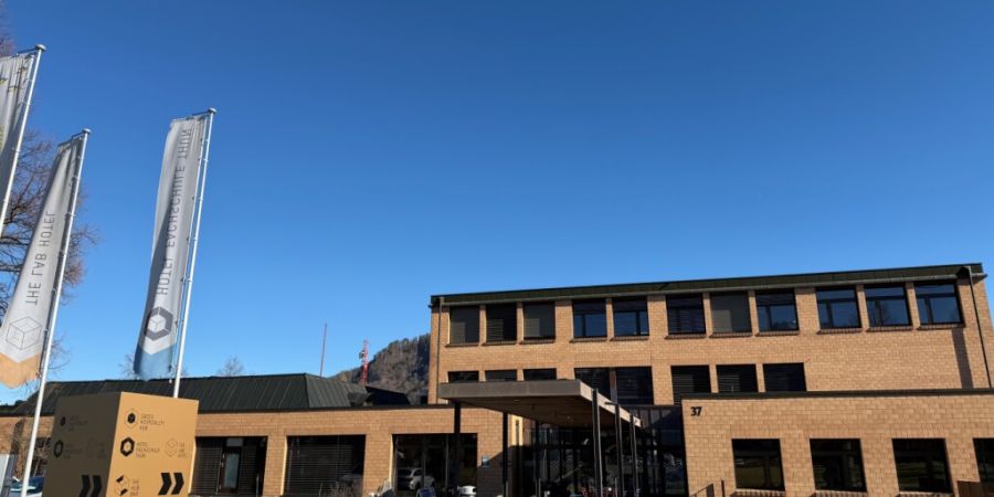 Die Hotelfachschule Thun richtet ihre Ausbildung saisonaler aus. Lernende sollen in der Nebensaison die Schulbank drücken können, während sie in der Hauptsaison ihren Betrieben zur V...