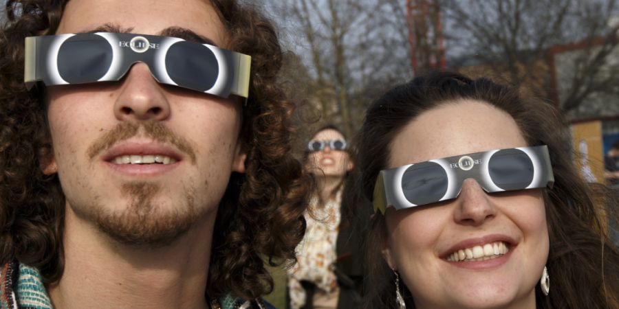 Spätestens am Mittwochabend werden die Stunden in der Warteschlange vergessen sein: Gegen 20.45 Uhr erreicht die Sonnenfinsternis erwartungsgemäss ihren Höhepunkt. (Archivbild)