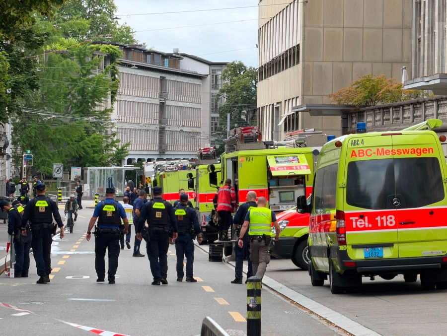Stadt- und Kantonspolizei Zürich sind mit einem grossen Aufgebot vor Ort.