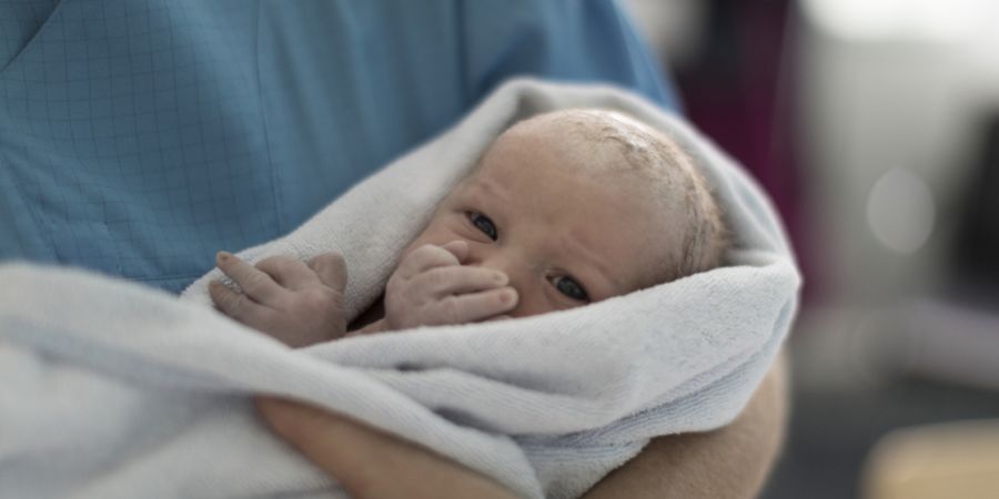 Eltern, die ihren Kindern kurze Erstnamen geben, wählen häufig noch einen zweiten Namen. (Symbolbild)