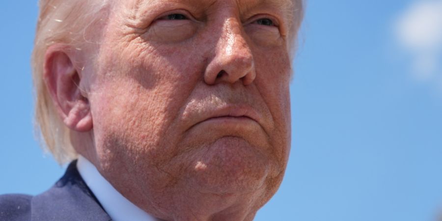 US-Präsident Donald Trump spricht zur Presse, nachdem er am Mittwoch auf der Joint Base Andrews, Md. aus der Air Force One ausgestiegen ist. Foto: Jacquelyn Martin/AP/dpa