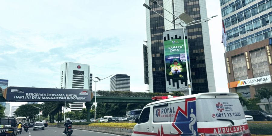 ARCHIV - Ein Krankenwagen fährt durch die Innenstadt von Jakarta. Foto: Carola Frentzen/dpa (Archivbild)