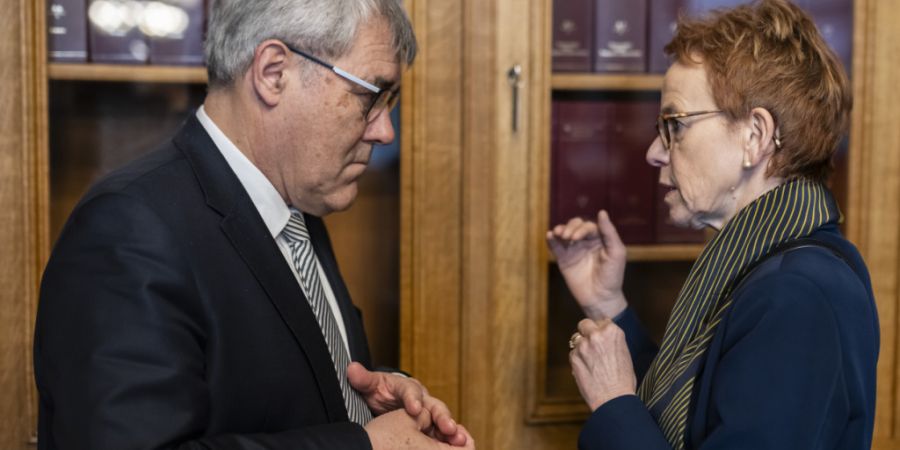 Mehrere Prominente aus der Politik, darunter der ehemalige Nationalrat Eric Nussbaumer und die Ständerätin Eva Herzog, werden im Basler Rathaus in einem Dokutheater über eine fiktive...