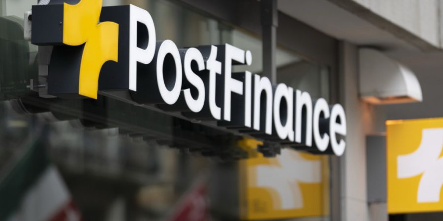 Die Postfinance hat im ersten Halbjahr 2026 unter dem Strich etwas weniger verdient. Gleichzeitig flossen dem Institut weitere Kundengelder zu. (Archivbild)