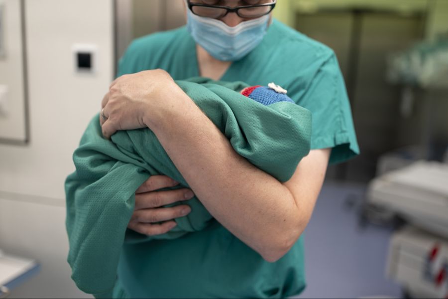 Die anhaltende Hitze beeinträchtigt den Schlaf und die Erholung. Das kann zusätzliche Belastungen für Schwangere verursachen.