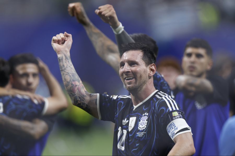 Lionel Messi bereitet beim 2:1-Sieg gegen England die beiden späten Toren vor.