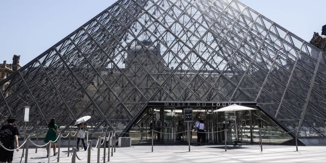 Touristen Paris Louvre
