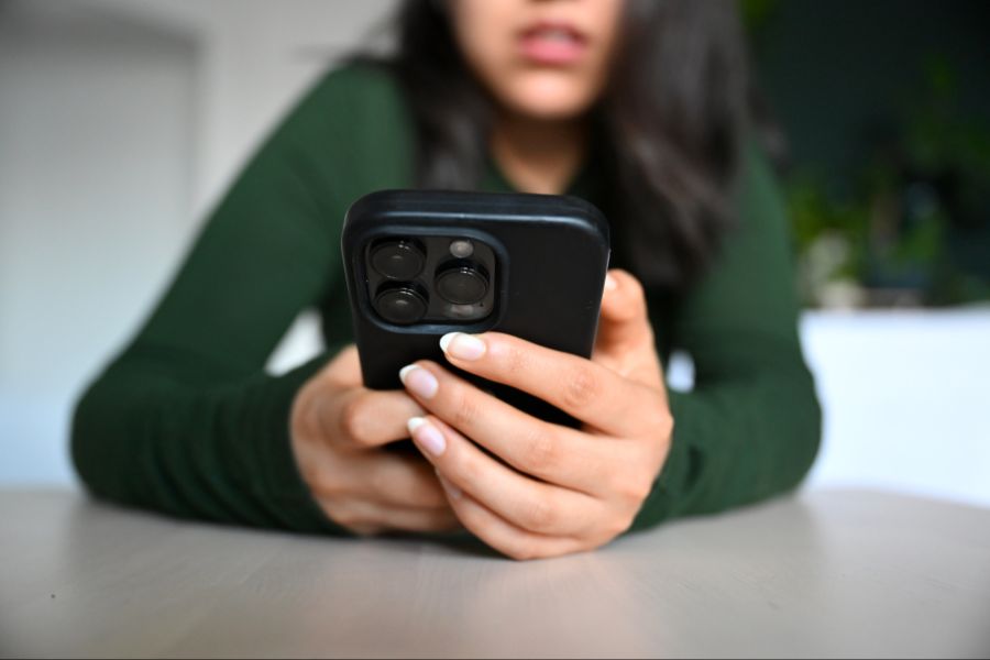 Nach nur einer Minute betrugen die Roaming-Kosten der Tochter von Van den Broek schon 1000 Euro. (Symbolbild)