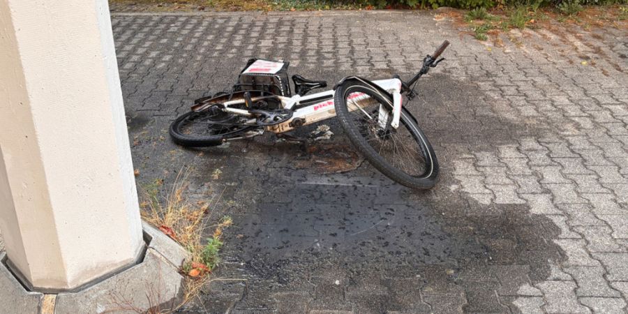 Die Feuerwehr löschte auf dem Schulareal Känelmatt in Therwil ein brennendes E-Bike.