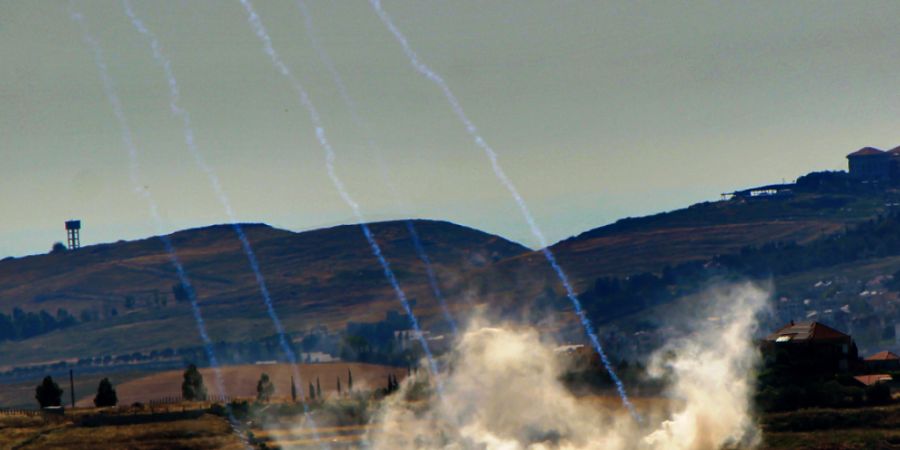 Rauchschwaden nach einem israelischen Luftangriff auf das südlibanesische Dorf Arnoun. Foto: Stringer/dpa
