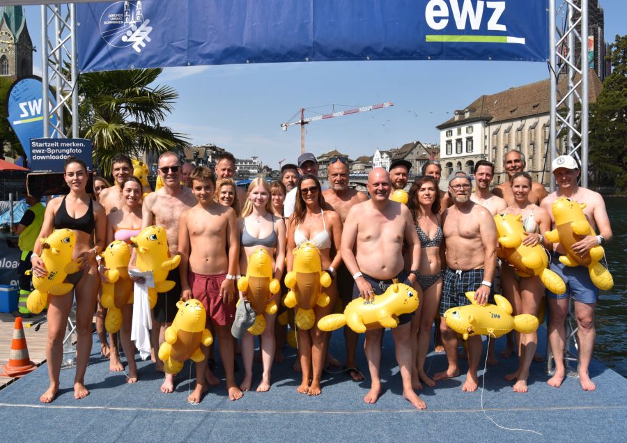 Die VIP-Gästegruppe – unter ihnen Stadtrat Daniel Leupi, Vorsteher des Finanzdepartements und Stadtrat Michael Baumer, Vorsteher des Departements der Industriellen Betriebe..