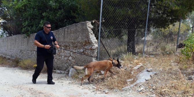 Polizist mit Suchhund