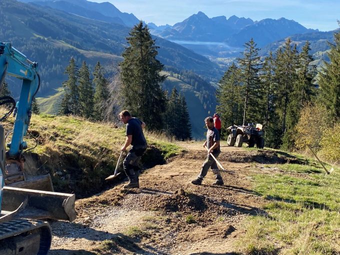 Einmal jährlich, jeweils im Frühling, reparieren die Mitglieder von Gantrisch Biking gemeinsam Schäden auf den Bikerouten. naturpark gantrisch