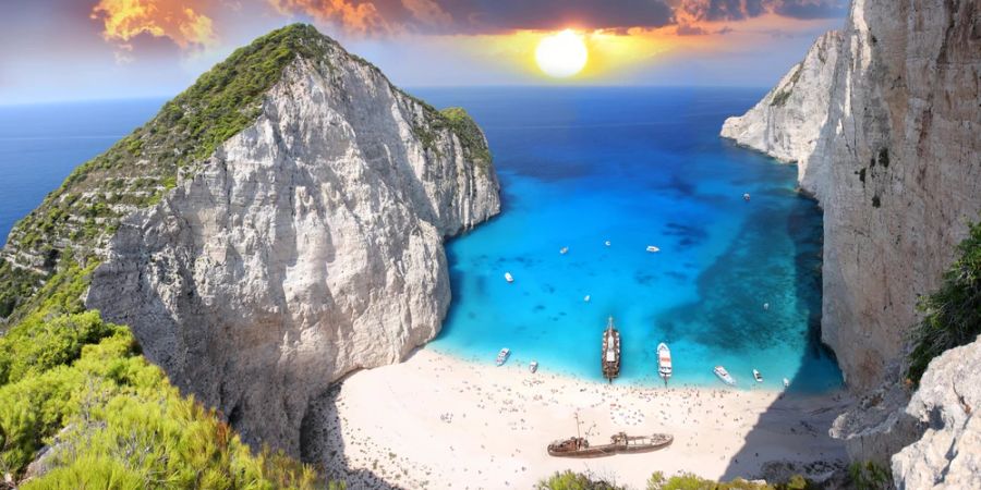 Blick Bucht türkisblaues Meer Boote Zakynthos