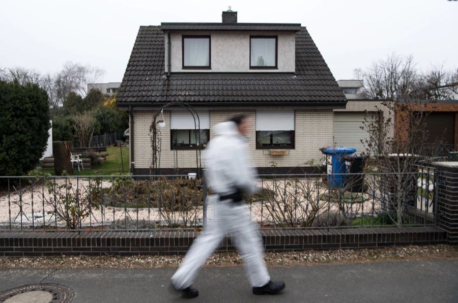 Ein Kriminaltechniker der Berliner Polizei geht an dem Haus der Schwester der verschwundenen 15-jährigen Rebecca entlang.