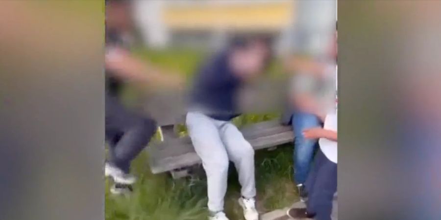 Die Gang von etwa 20 Kindern filmte sich beim Attackieren des 14-Jährigen.