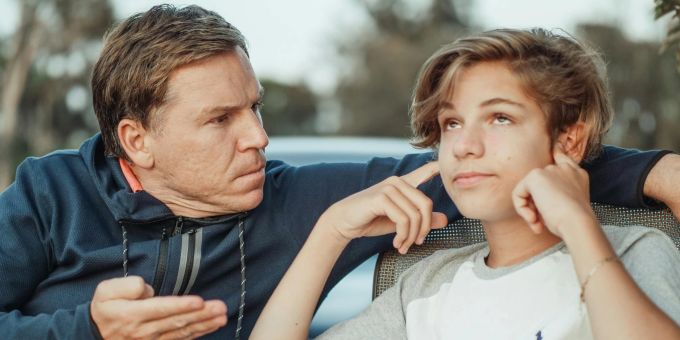 Viele Teenager durchleben irgendwann eine Phase, wo ihnen die eigenen Eltern und Grosseltern peinlich sind. (Symbolbild) teenager