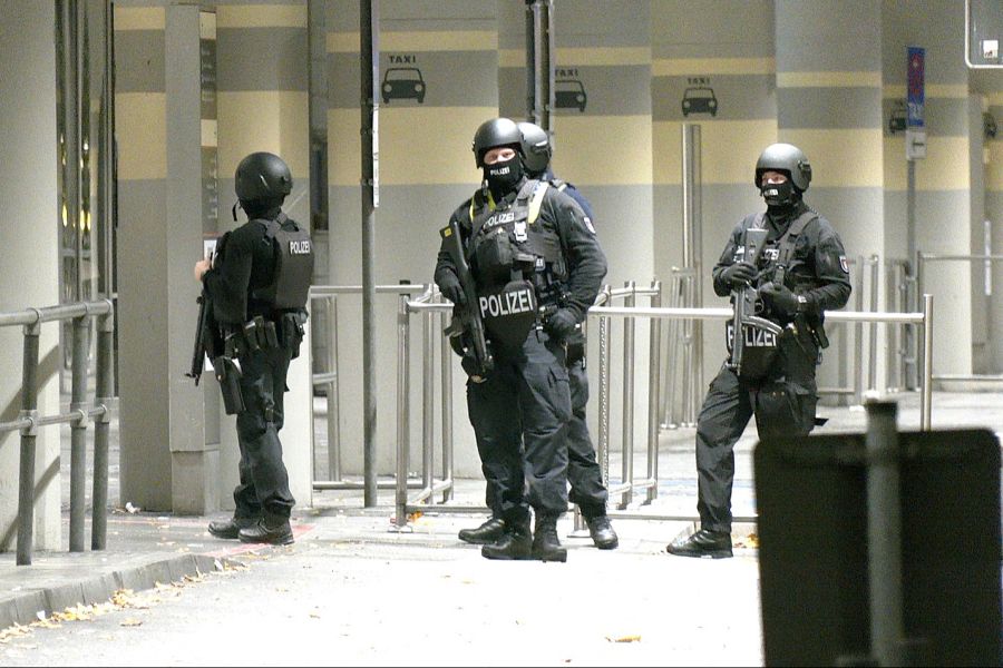 Im Gerangel ohrfeigt ihn ein Polizist – und wurde dafür wegen «Misshandlung» mit rund 5000 Franken bestraft. (Symbolbild)