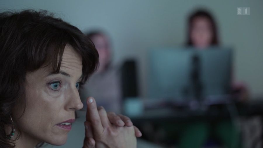 Die SRF-Moderatorin ist auch an der Besprechung in der Rechtsmedizin dabei. Hier werden die einzelnen Fälle vorgestellt.