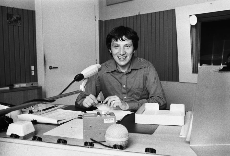 Beni Thurnheer in seinen frühen Jahren bei Radio Zürich, wo seine Karriere begann.
