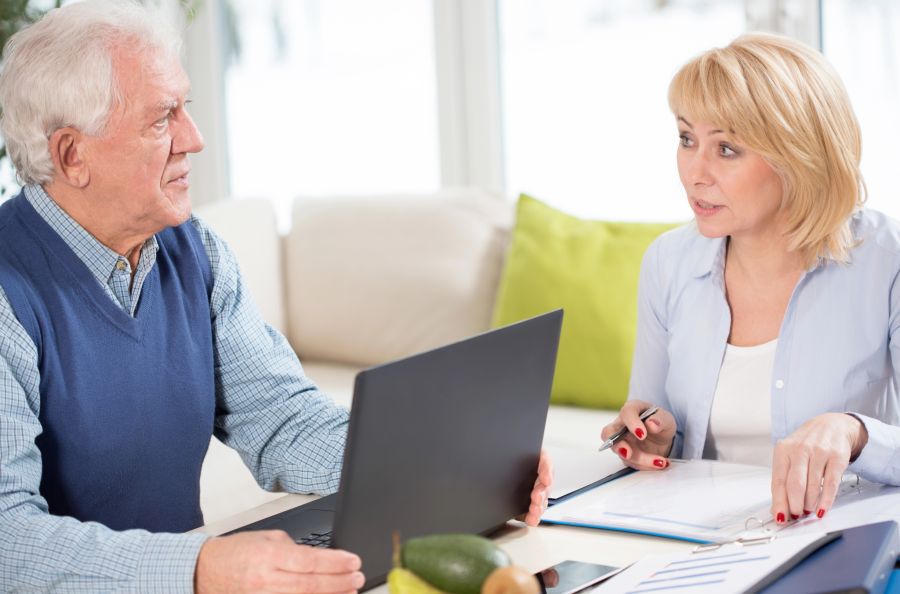 Vorsorge Oberland: Ein Mann ist am Laptop und spricht mit einer Frau.